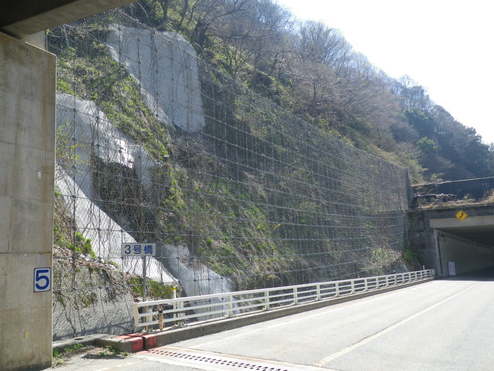 主要地方道朝日宇奈月線県単独災害復旧落石防護網設置工事